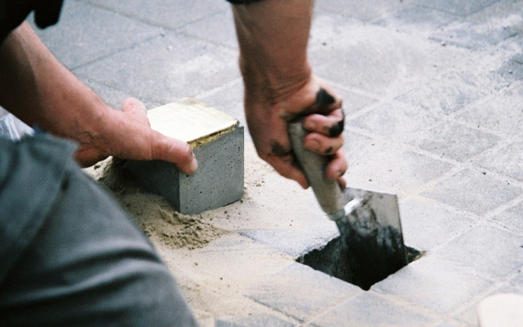 Hat városban helyeznek el botlatóköveket a holokauszt áldozatainak emlékére 