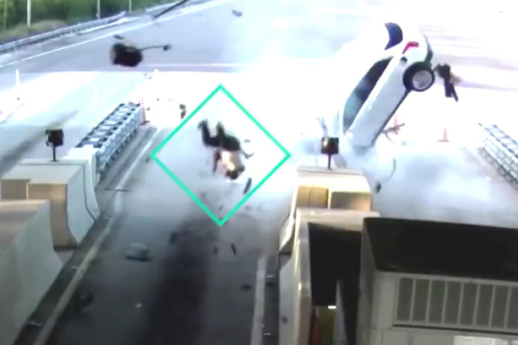 Kirepült az autóból a fiatal sofőr, miután brutálisat csapódott