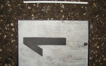 Golyóstollal akarta feltörni az autót