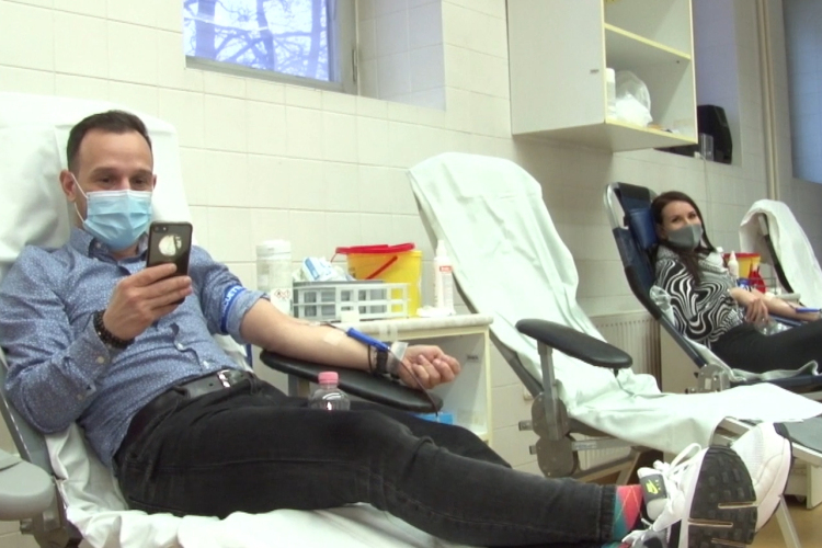 Kollégáink is nyújtották a karjukat