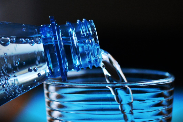 Adomány lesz a 44 ezer palack vízből