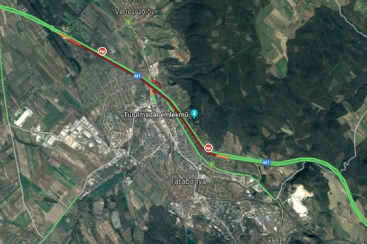 Halálos balaset az M1-es sztrádán, két kamion ütközött