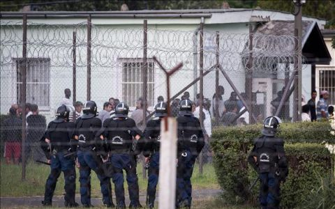 Tömegverekedés a debreceni menekülttáborban, kommandósok a két csoport között