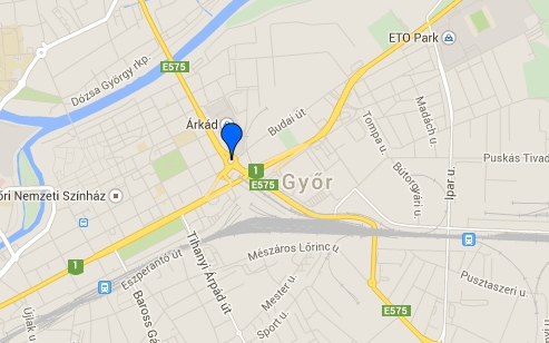 Busz és autó ütközött az Árkád körforgalomban