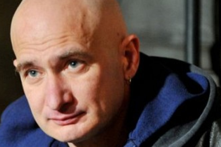 Egy szál sárga rózsával búcsúznak pénteken Cipőtől