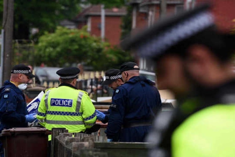 „Hálózatot” sejt a rendőrség a manchesteri robbantó mögött, rendőr az áldozatok között