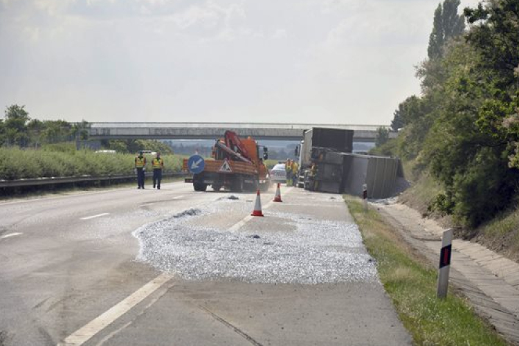 Felborult a pótkocsi rakománya M1-esen Győr felé 
