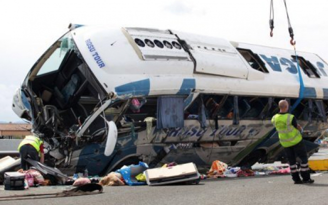 Szakadékba zuhant a román turistabusz - Tovább nőtt a halottak száma