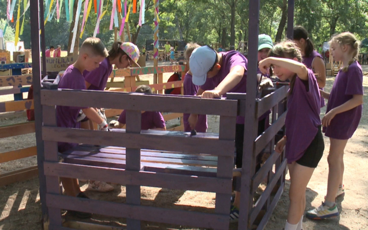 Raklapokból építettek múzeumot a gyerekek