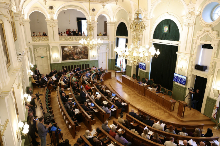 Maratoni közgyűlésen a Győr Projekt vészharangot kongatott, a városvezetés a Győr Pluszt ekézte