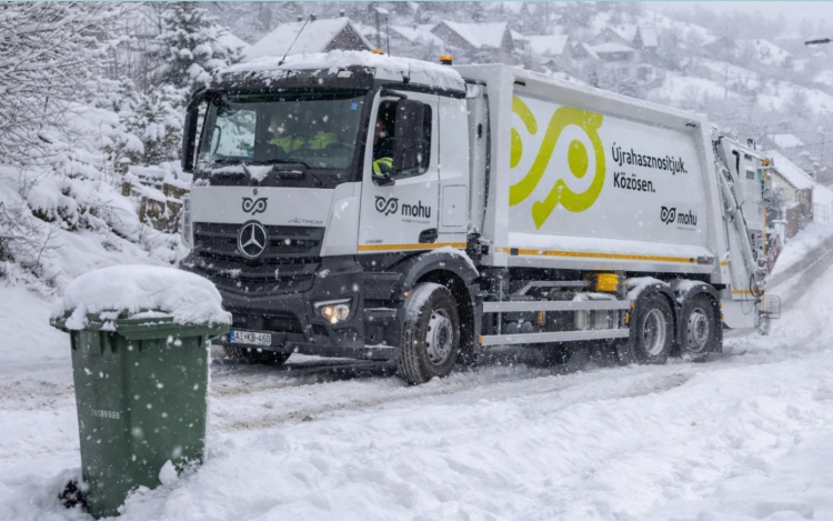 A hó ellenére rendben elindultak gyűjtőkörútjukra a kukásautók