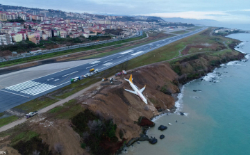 Majdnem a tengerben landolt a repülőgép, kimentették az utasokat