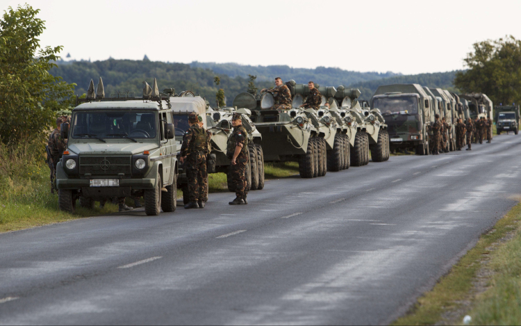 Katonai konvojokkal mehetünk szembe az autópályán és az utakon 