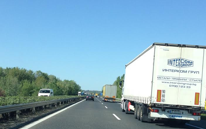 Felborult egy tartálykocsi az M1-esen Bábolnánál, Győr felé lezárták az autópályát 