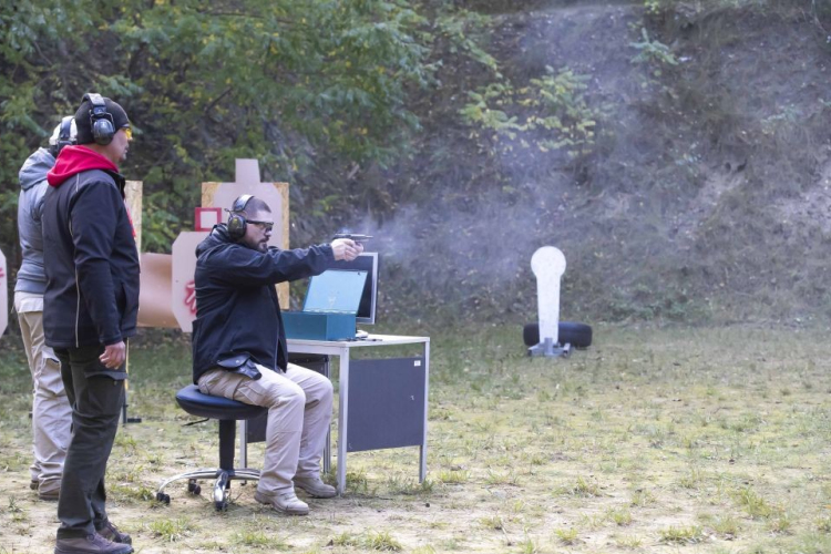 Rendőrök lövöldöztek Ravazdon