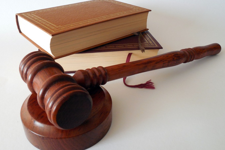 Elítéltek egy férfit, aki akarattal nekihajtott unokatestvére autójának