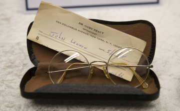 Előkerültek John Lennon ellopott ereklyéi